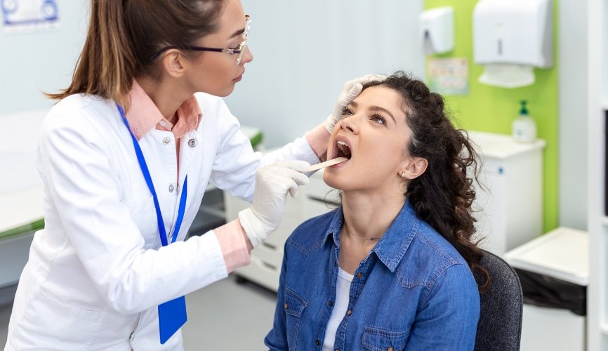 bolitas blancas en la garganta, cuando consultar a un medico